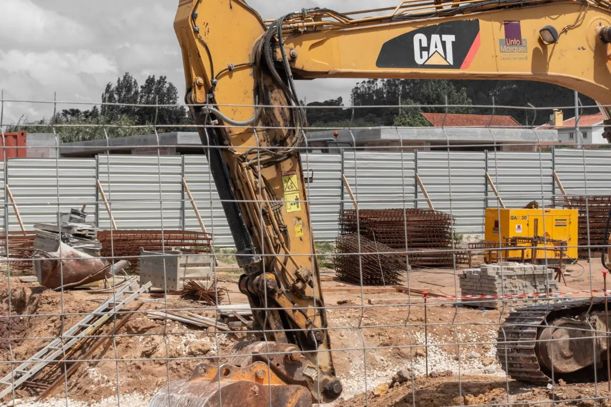 Machines working in an open excavation